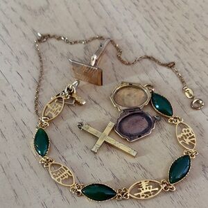 Elegant Gold tone and Green Bracelet